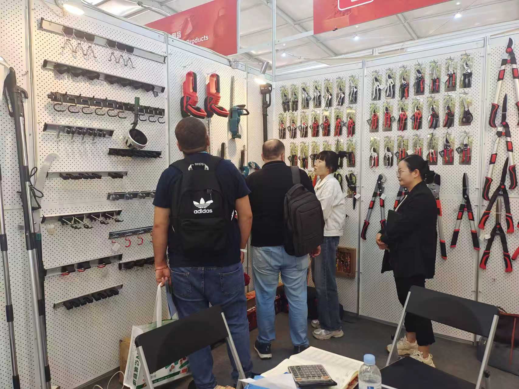 SUNWELL team discussing garden tool sourcing with international buyers at a trade show
